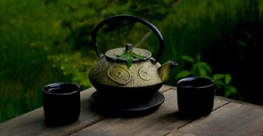 Hanftee-Aufguss (CBD Tee), Teekanne mit Teetassen